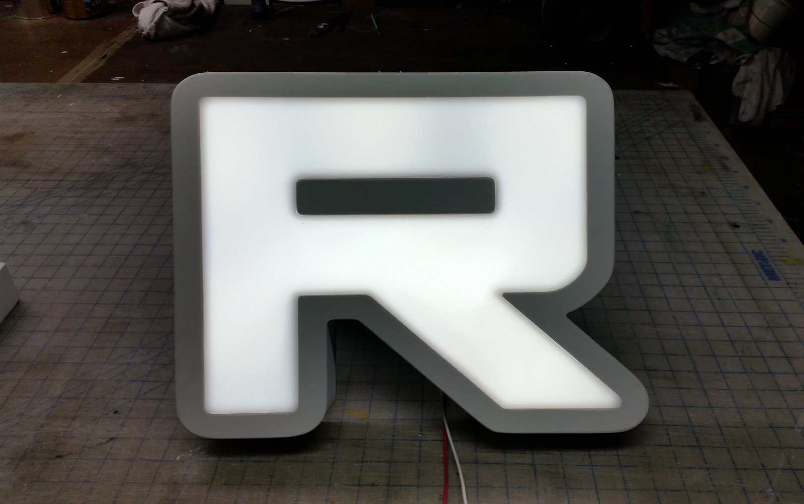 Plaques professionnelles en plexiglas : la solution moderne